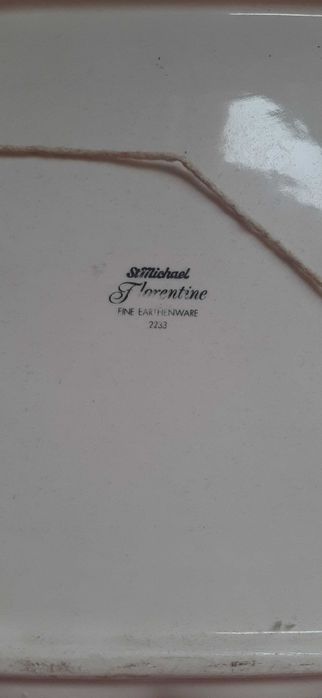 Декоративна чиния с орнаменти