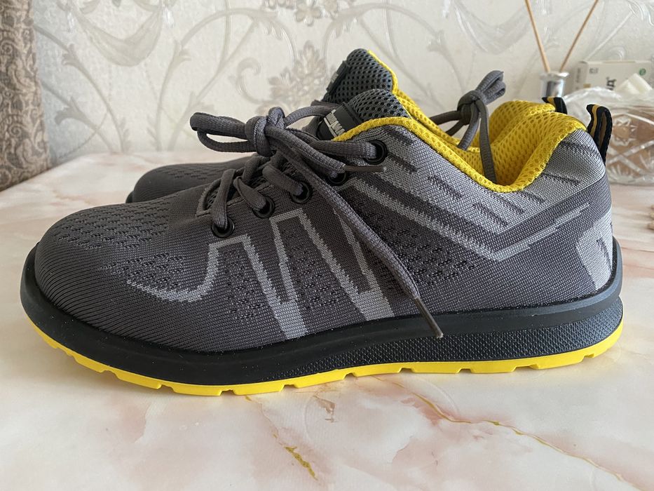 Новые Спец кроссовки