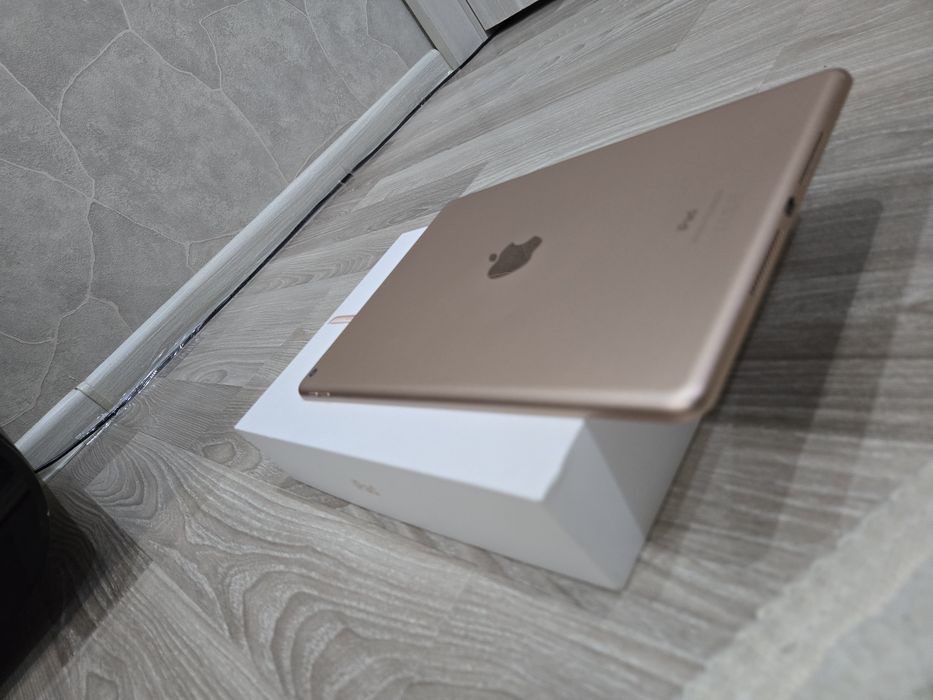 Продам iPad 8th Generation 32GB Gold!