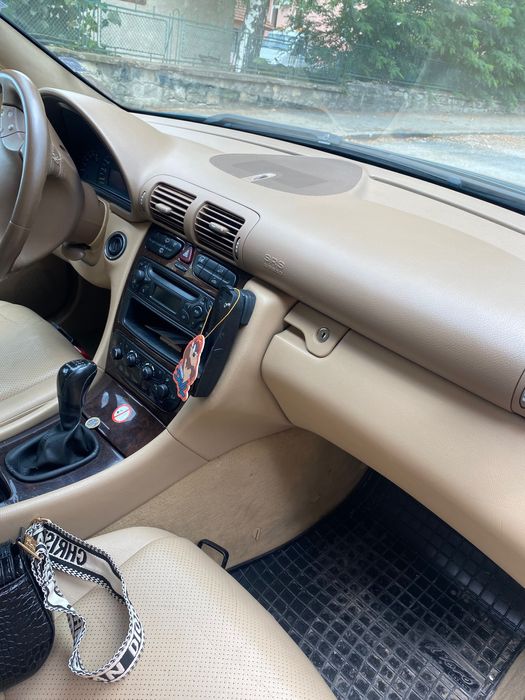 Лек автомобил Mercedes c220