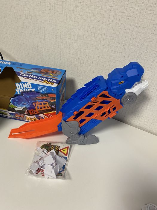 Дино камион и 3 колички - 2 в 1- писта, автовоз