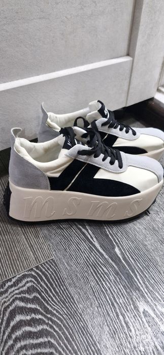 Продам кроссовки 4000 за пару