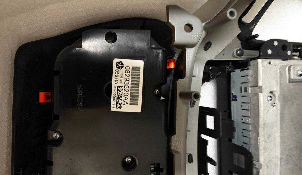 Sistem de navigatie Jeep Cherokee - radio/CD/DVD/GPS 68258678AG