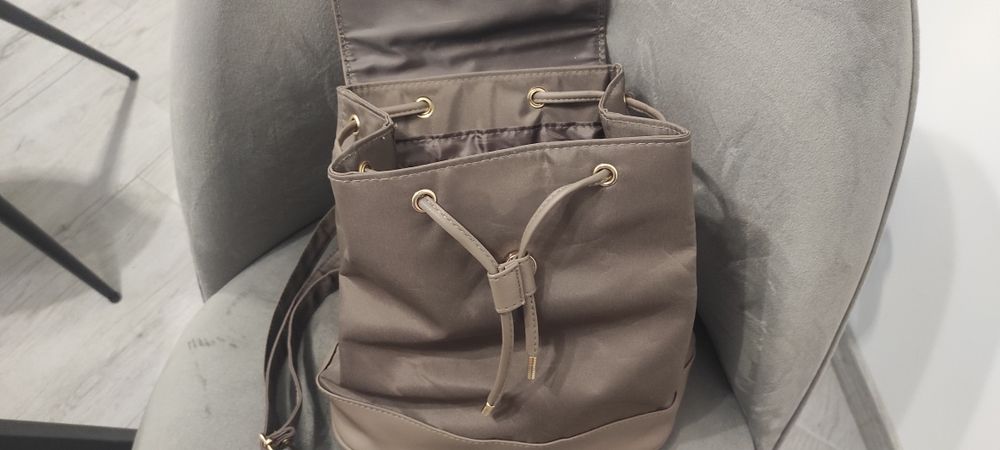 Красива дамска раничка