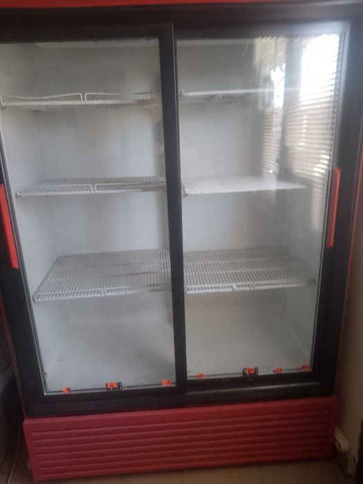 Vitrina frigorifica dubla și profesionala.