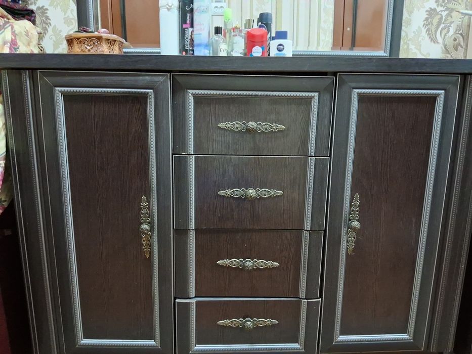 Двух спальни гарнитур. Шкаф. тримо и тумбочки