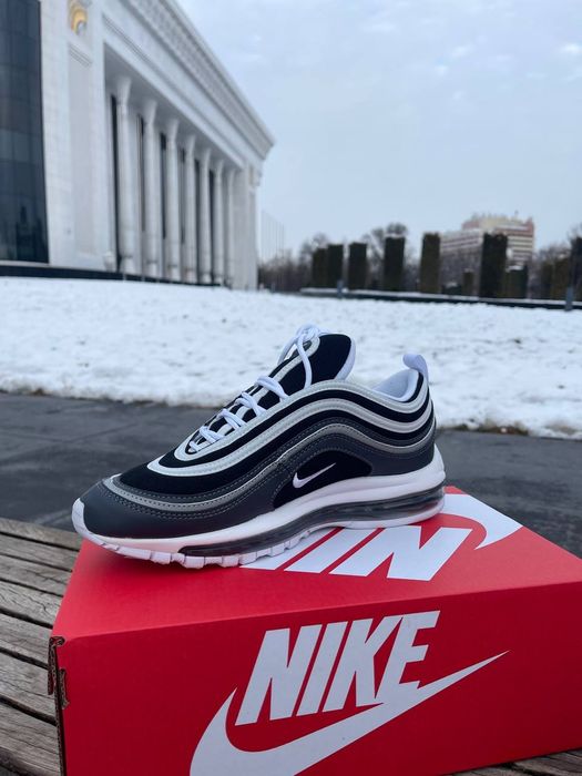 Стильные кроссовки. Новые, в наличии.