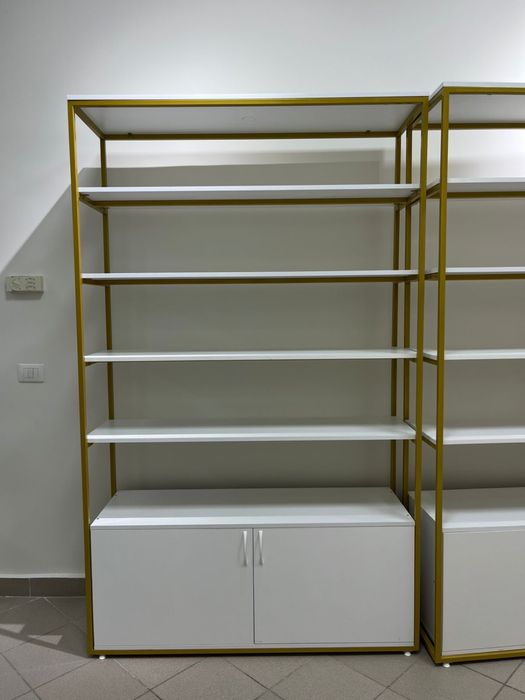 Продам торговый стеллаж с тумбой,зеркало,рейл, примерочную для шоурума