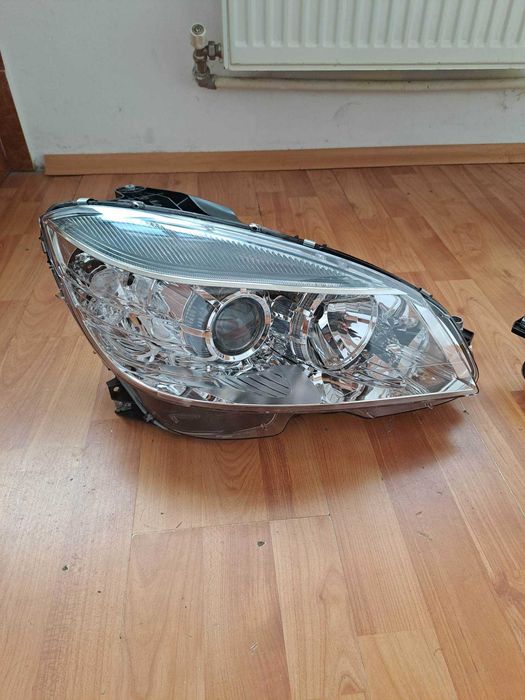 Far stanga/dreapta Mercedes C Class W204 an 2007-2010 , sunt noi