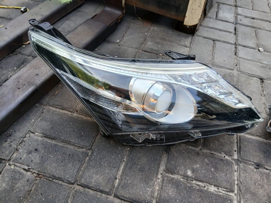 Фары Тойота Авенсис