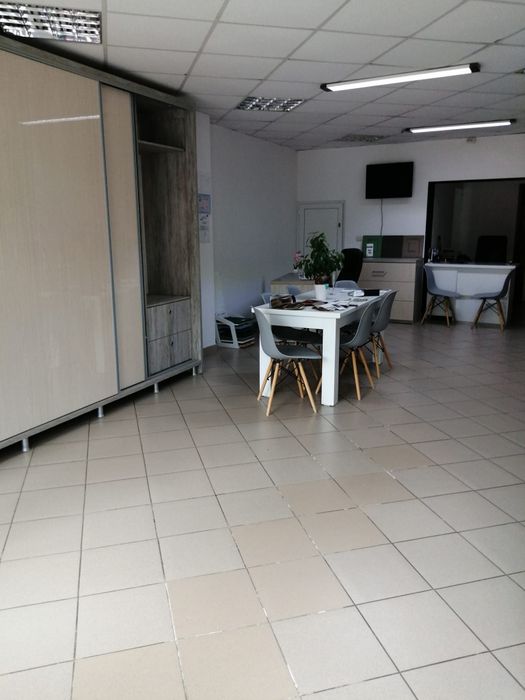 Spațiu comercial central