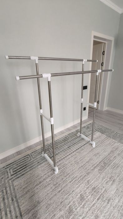 Вешалка почти новая