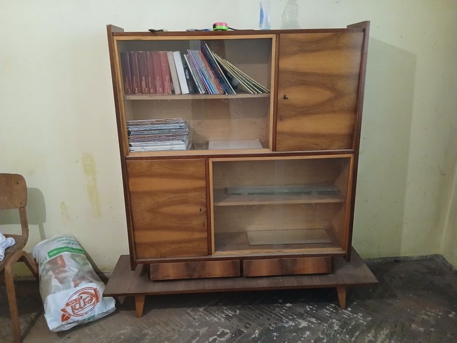 Продавам дървена витрина