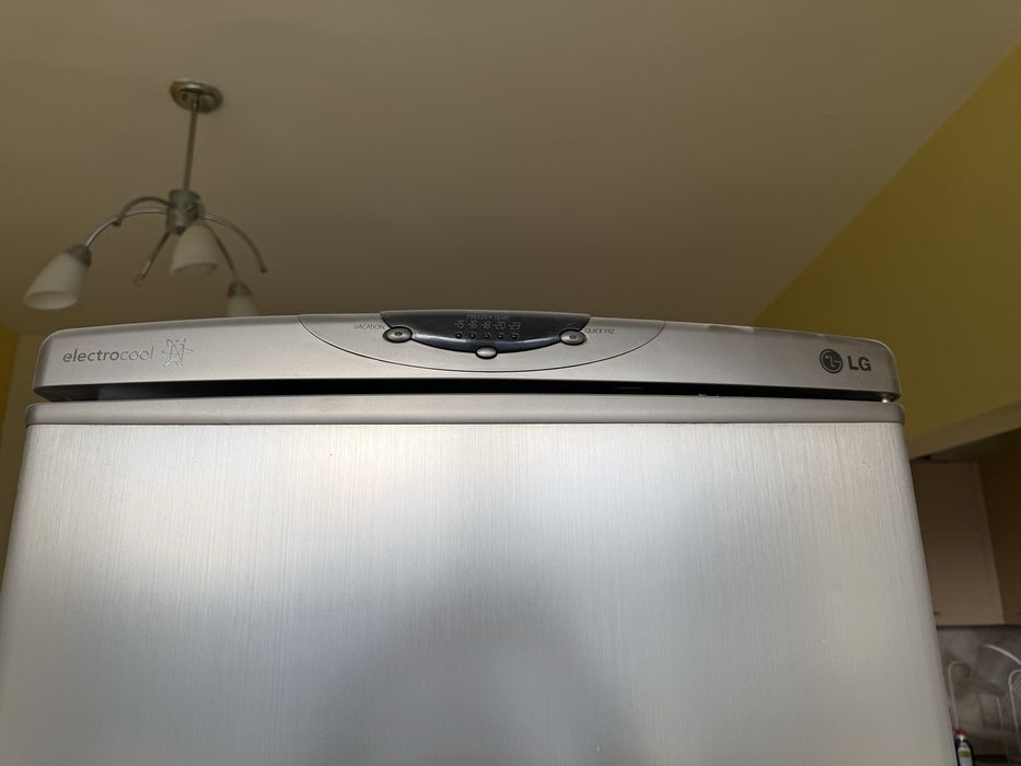 Хладилник с диспенсър LG