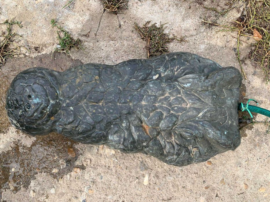 Cijmea decor piscina in forma de hipopotan si crocodil din bronz