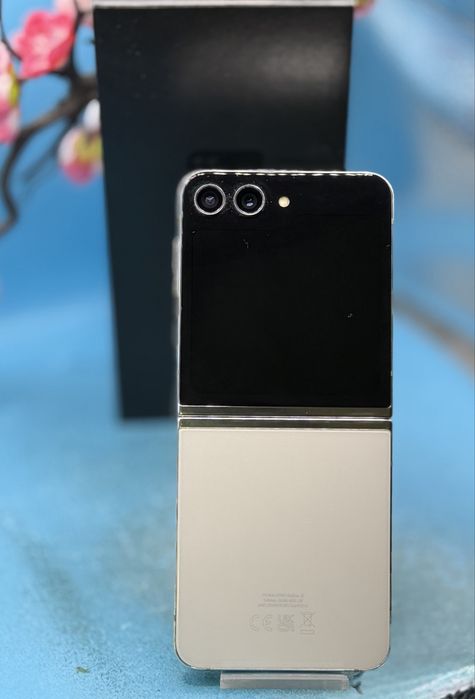 Samsung Galaxy Z Flip 5, 8GB RAM, 256GB, 5G, Cream