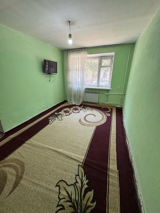 1 xonali kvartira 1-etajda zur lokatsiyada joylashgan.