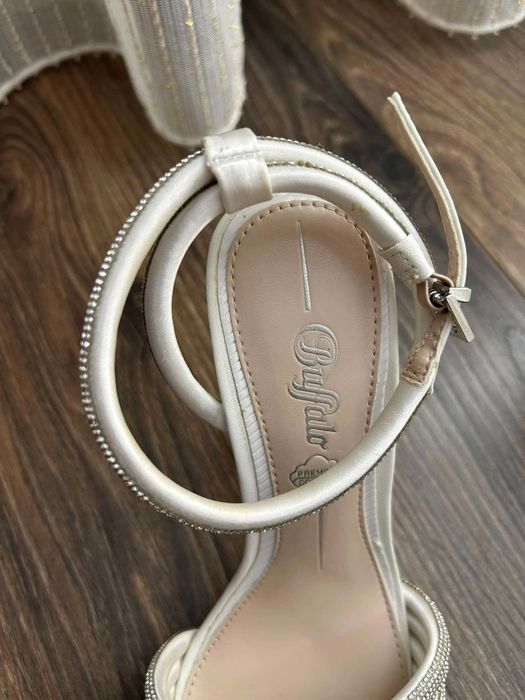 Бели сандали с ток - Buffalo