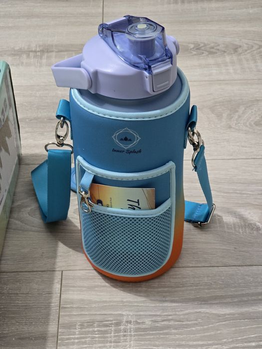 Sticlă de apă Inner Splash 2L cu pai gradat și husă – mov, albastru, p