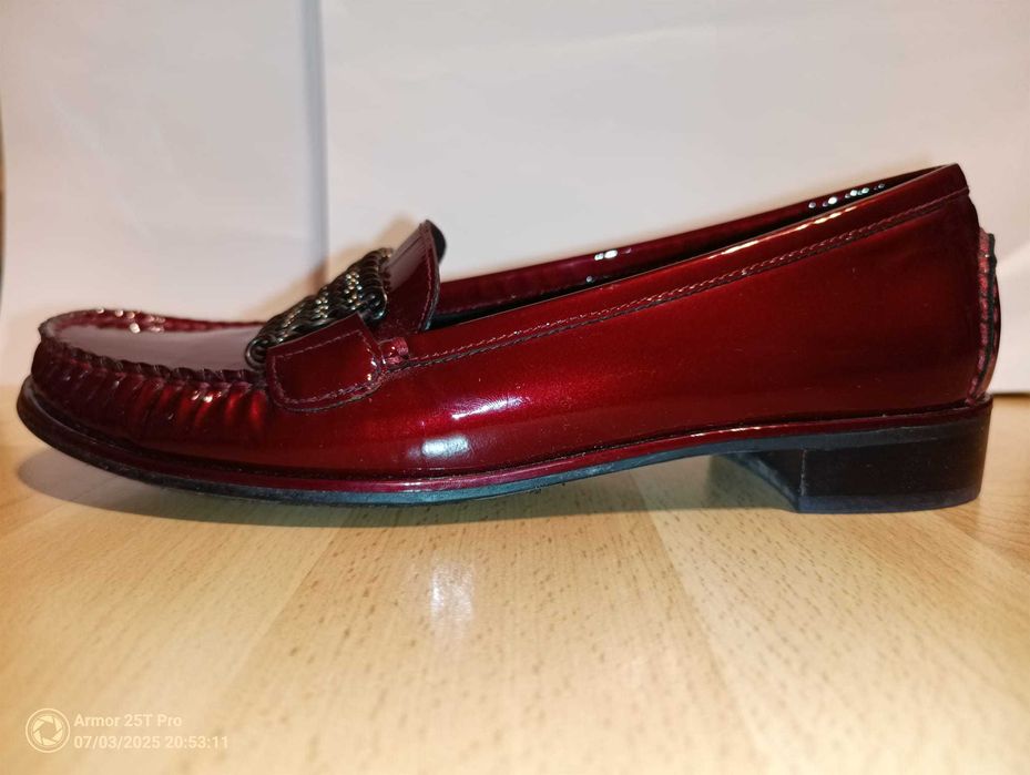 Mocasini Stuart Weitzman din Piele Lăcuită Roșie cu Lanț - 36