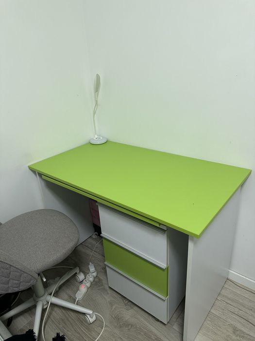 Vand birou de 110x60, se deschide are inca o parte facandu se mai mare