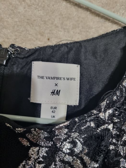 Черна елегантна рокля и сребриста рокля