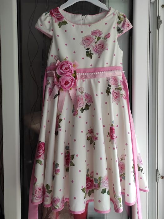 Платья на девочку в отличном состоянии.