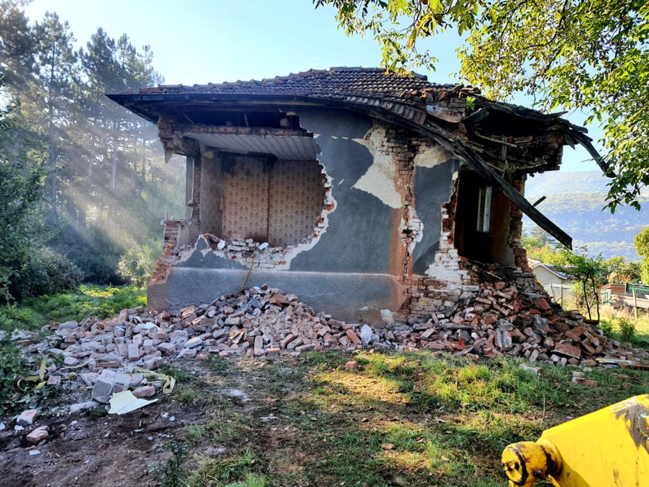 Събаряне на сгради София.Къщи,гаражи,почистване,извозване на отпадъци.