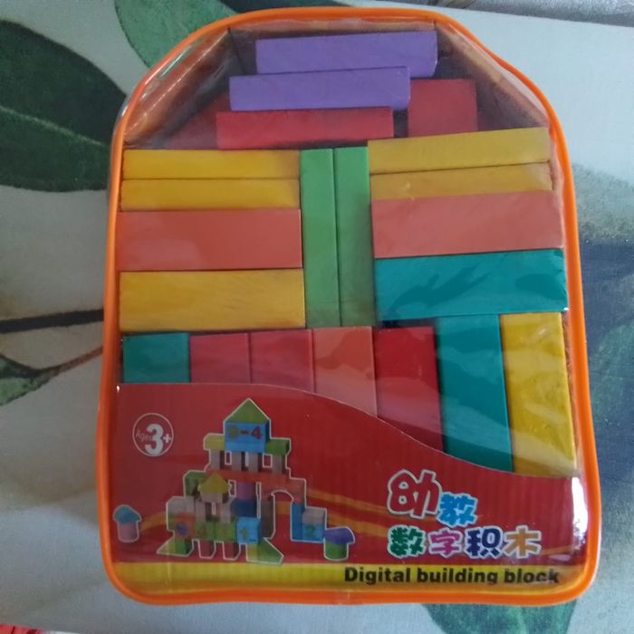 Деревянные кубики в наборе.