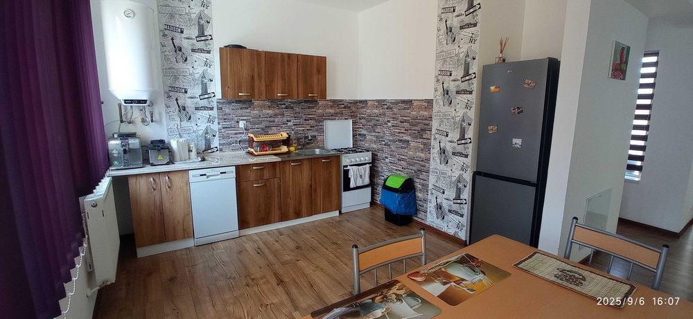 Vand casa  cu 4 camere pe 2 nivele in Sanmartin str Carmen Sylva