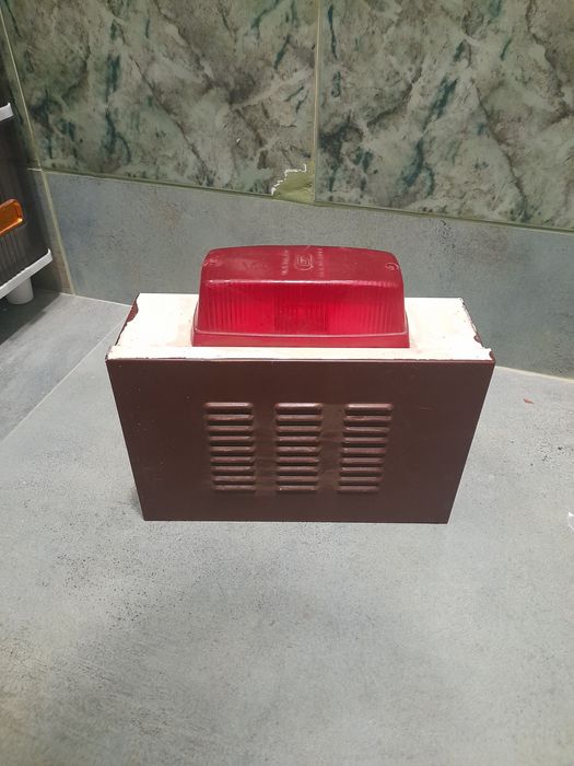 Столове,Холна маса,кутия и кутия с говорител и лампа за СОТ