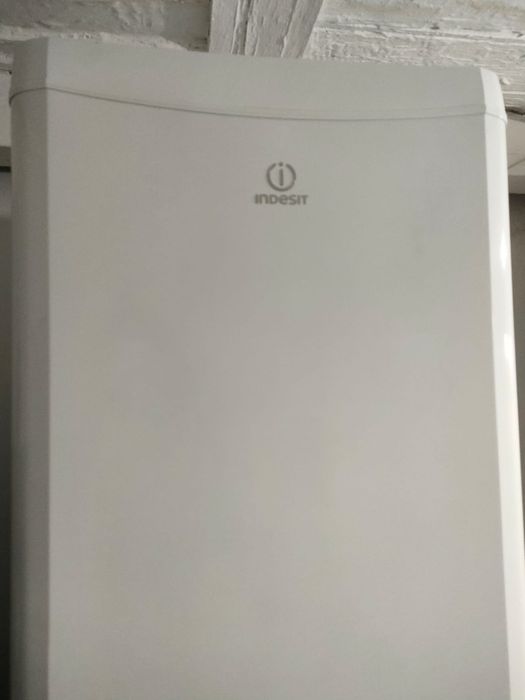 Холодильник Indesit в идеальном состояний