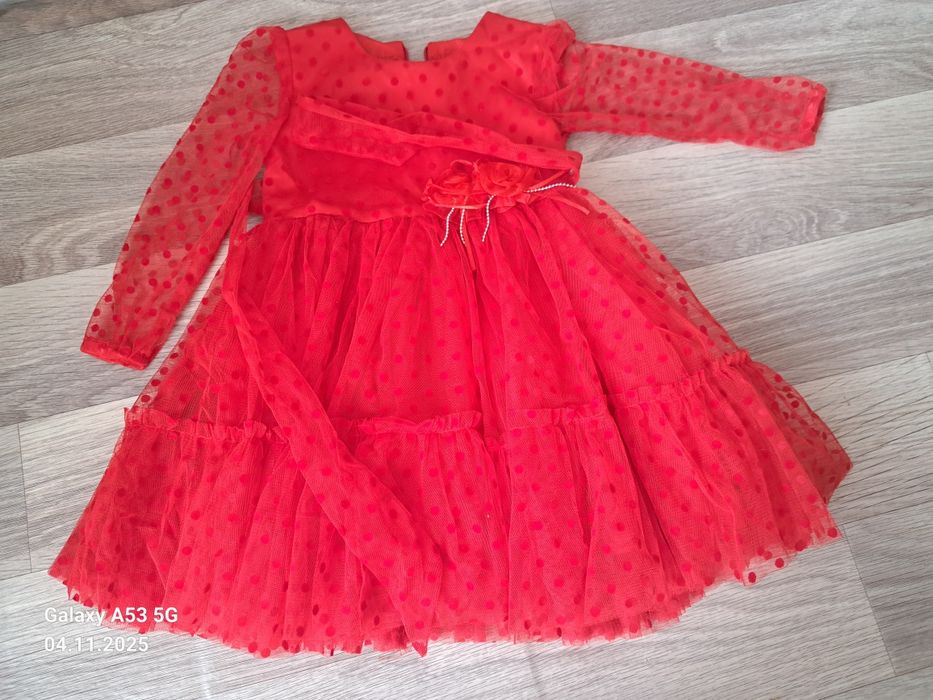 Продам платья девочковые