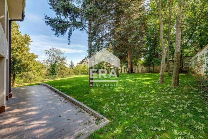 Самостоятелна къща под наем с красив двор и панорама към града в кв. "