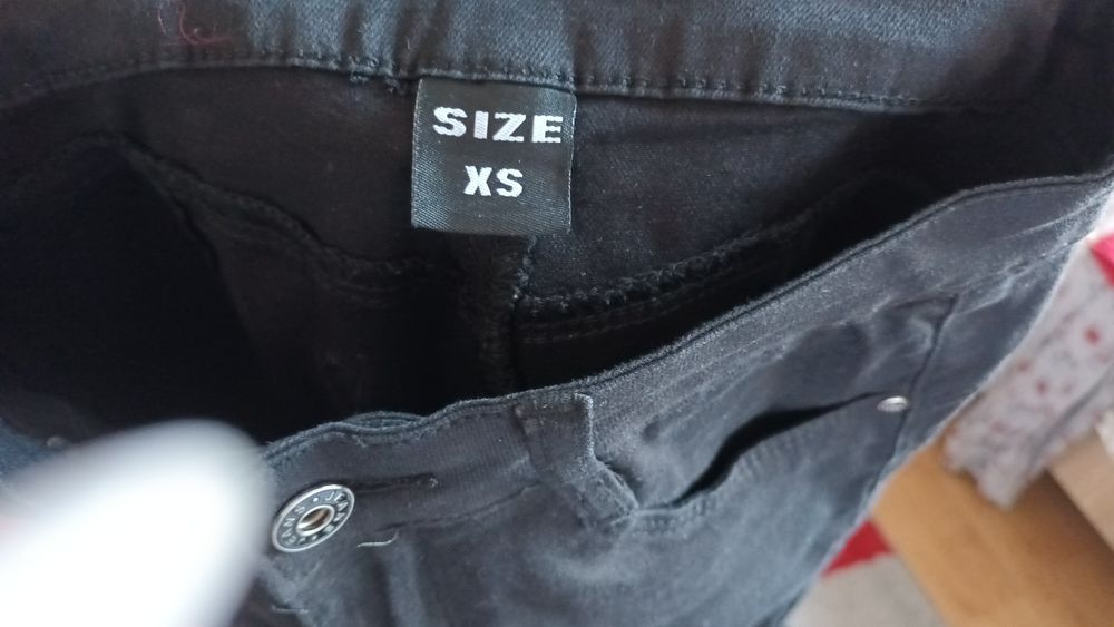 Vand pantaloni negri