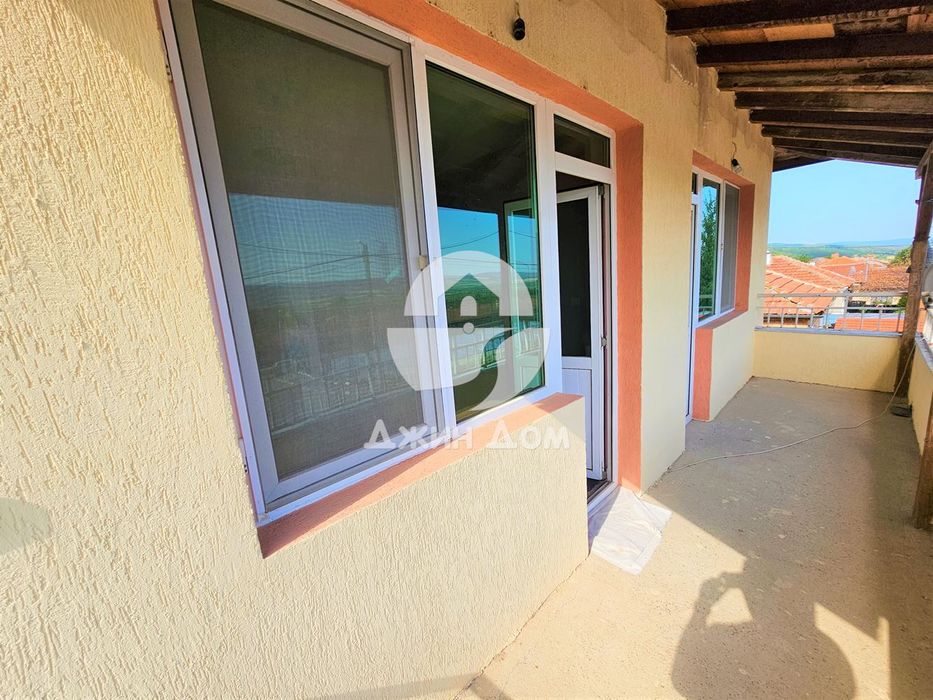 Просторна къща в с. Разбойна с гледка към планината