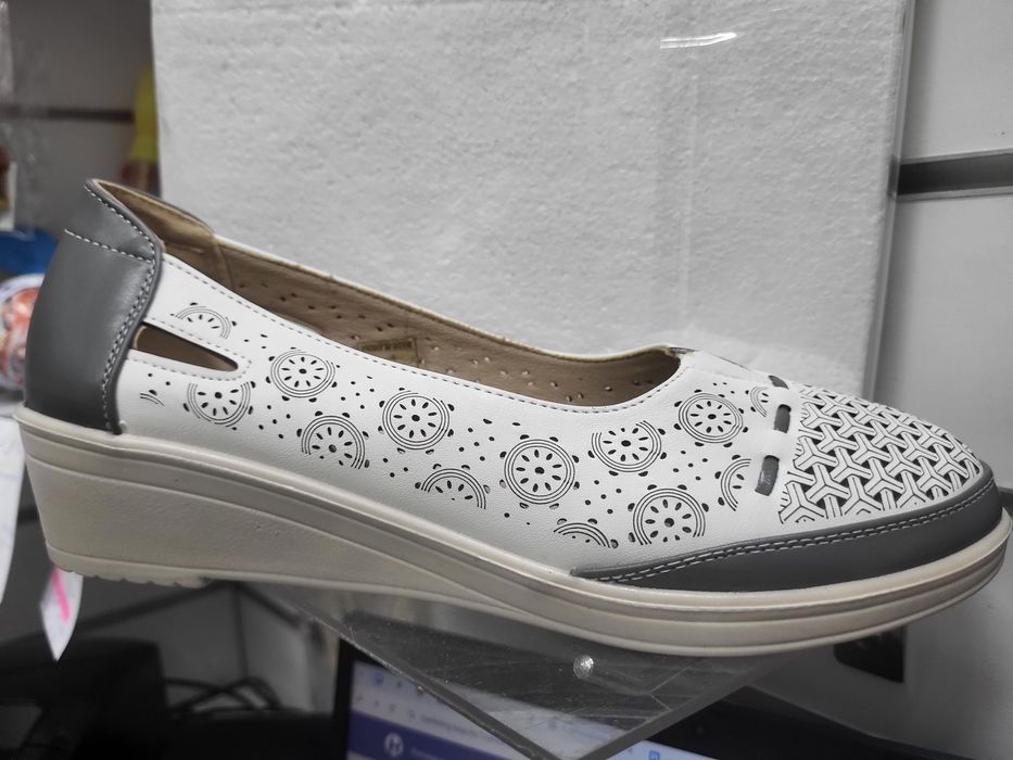 Продам туфли бело-серые