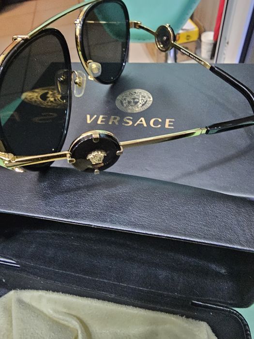 Versace продава очила