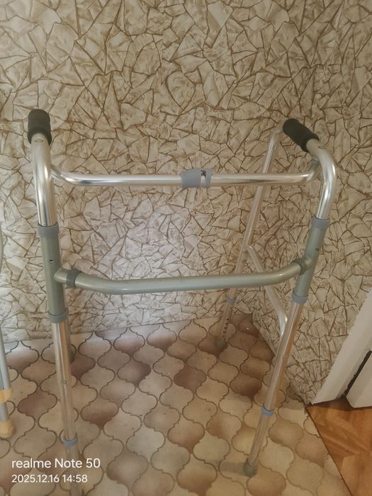 Срочно продам,ходунки  трость и костыли,размер на подгон есть