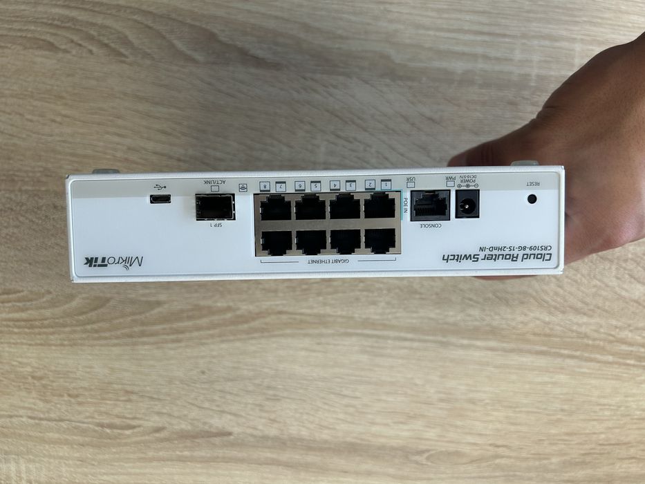 Switch/router Microtik CRS109-8G-15-2HnD-IN