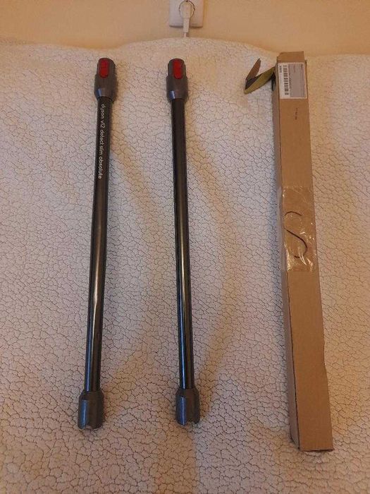Vand 2(doua) tevi de Dyson V 12