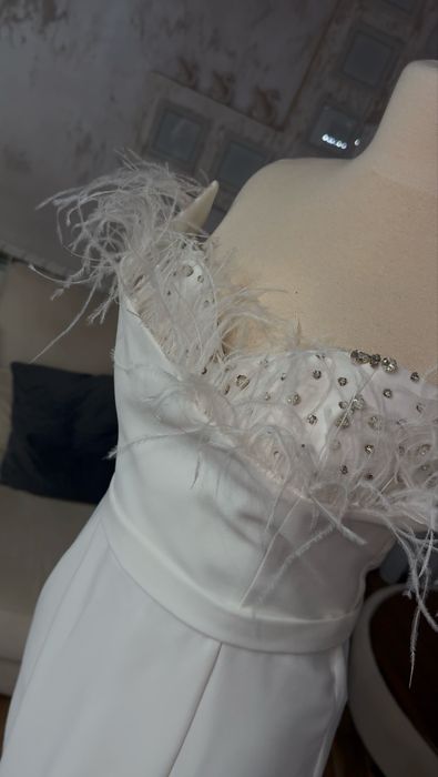 Луксозна елегантна рокля с пера и блясък