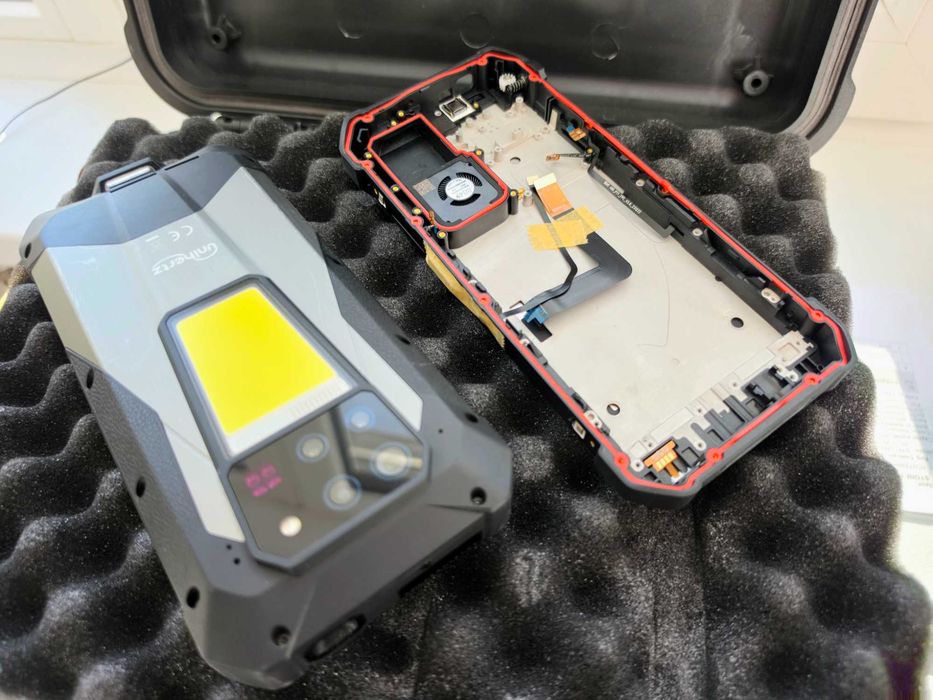 Vand telefon Tank 3 Pro in stare impecabila cu ecran de rezerva nou