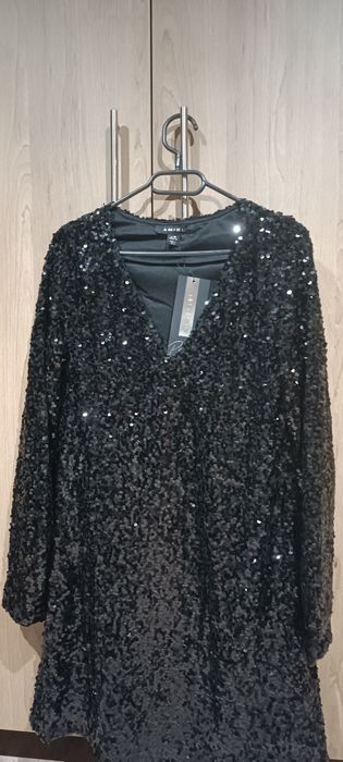 Страхотна блестяща рокля с черни пайети