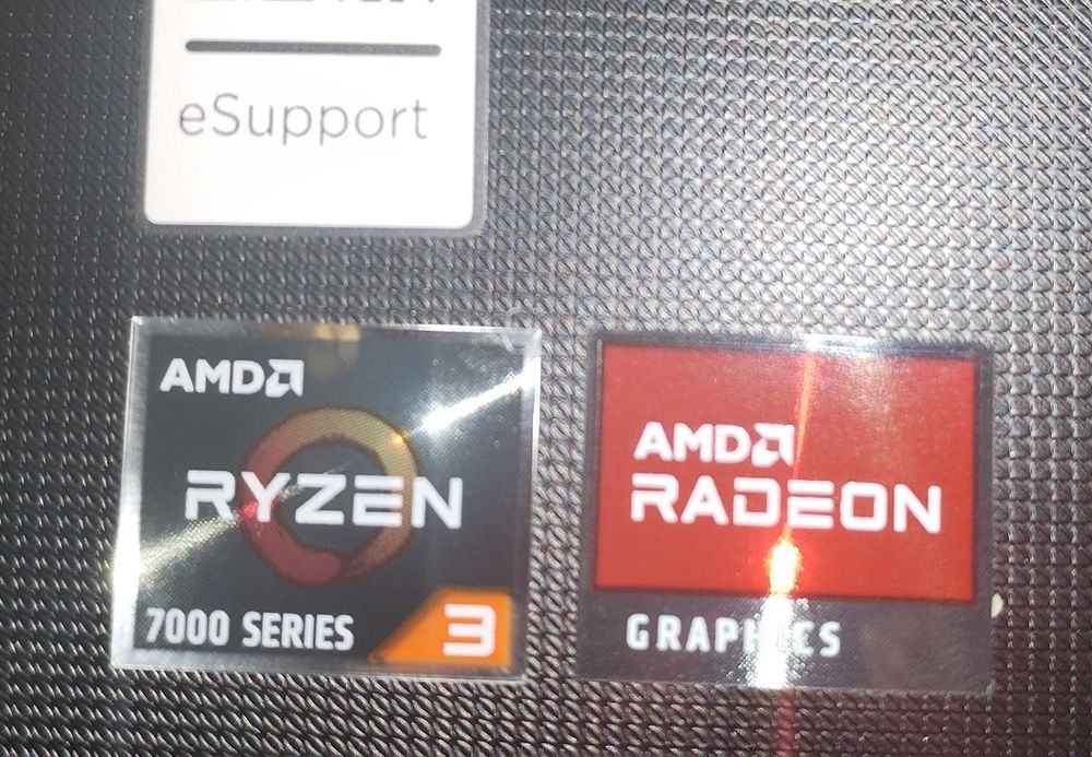 Yangi ishlatilmagan noutbuk tezda sotiladi koʻrib tekshirib oling.