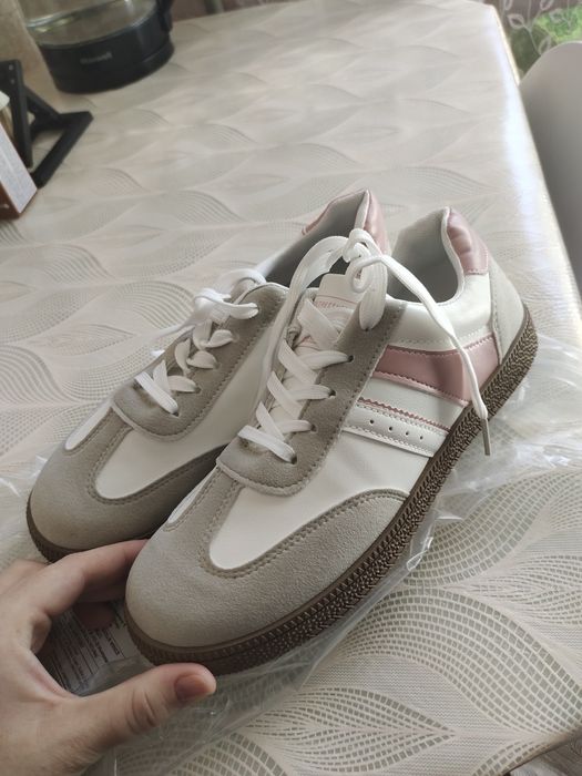 Продам новые кроссовки