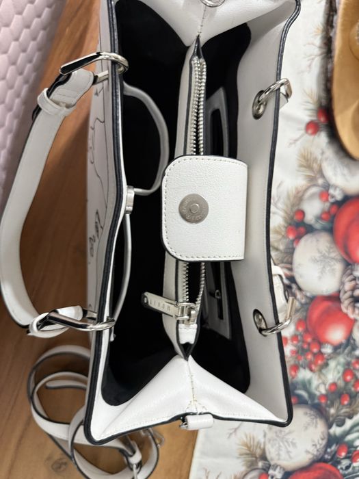 Дамска чанта с къси дръжки и една дълга