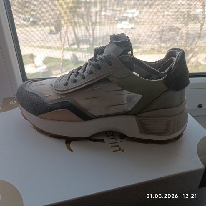 Кроссовки женские