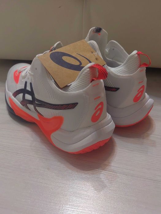 Продам волейбольный короссовку Asics Metaris2