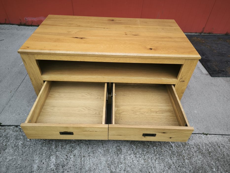 Шкаф от масивен дъб